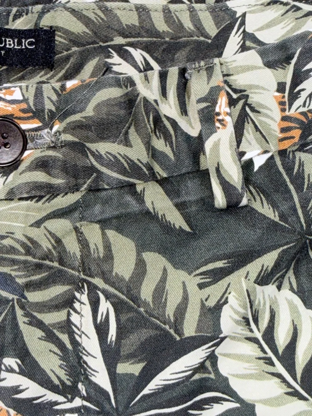 Banana Republic Aiden Chino Shorts Size 33 - Green Tiger Jungle Print